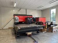 Laserskärmaskin AMADA LC2415 med komplett lyftanordning