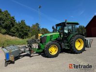 Plugutrustad traktor John Deere 5085M