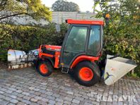 Traktor Kubota B2410 med plog, spridare