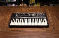 Begagnad Roland RS-09 analogsynt från 1979 hos Musikbörsen