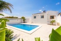 Nyrenoverad villa med privat pool nära Torreviejas saltsjöar