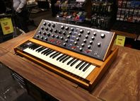 Begagnad Moog Minimoog Voyager Old School hos Musikbörsen