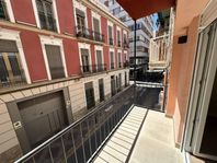 Lägenhet med balkong och patio i centrala Alicante