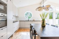 Nybyggd villa med sjönära läge