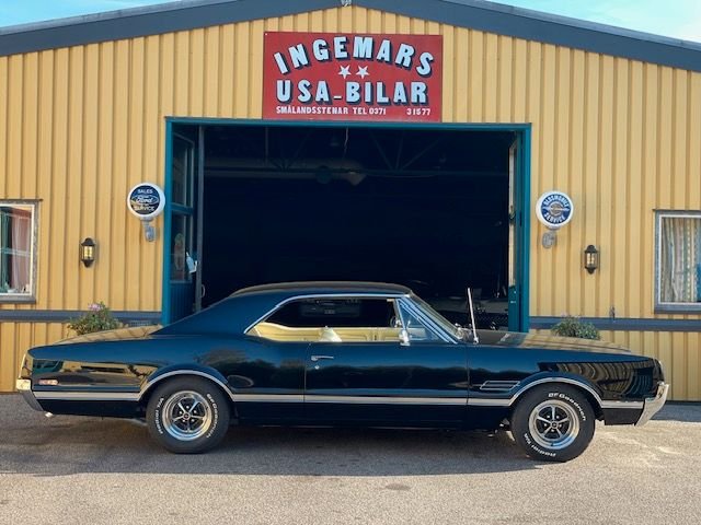 Oldsmobile Cutlass 4-4-2 Holi...