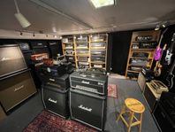 Rea på gitarrförstärkare hos Musikalen