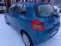 Toyota Yaris 5-D 1.3 NYBES/NYSERV/ÅRSSK 1.020:-/FINANS/INBYT