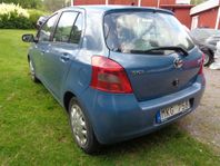 Toyota Yaris 5-D 1.3 NYBES/NYSERV/ÅRSSK 1.020:-/FINANS/INBYT