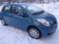 Toyota Yaris 5-D 1.3 NYBES/NYSERV/ÅRSSK 1.020:-/FINANS/INBYT