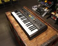 Begagnad Roland RS-09 analogsynt från 1979 hos Musikbörsen