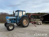 Traktor Ford 5000 med skogsvagn