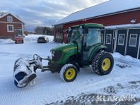 Traktor med sopborste John Deere 4720