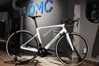 BMC Roadmachine FOUR 105 Di2 Disc Landvägcykel REA