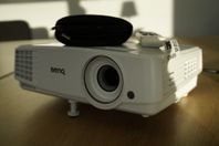 Projektor BenQ MS527 samt Jabra konferenshögtalare