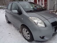 Toyota Yaris 5D 1.3 FULLSERV/MVG/ÅRSSK 1020:-/FINANS/INBYTE