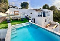 Vacker villa i Ibizastil i Denia! Unik investering!