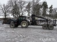 Midjestyrd Valtra XM130-4 med  skogsvagn