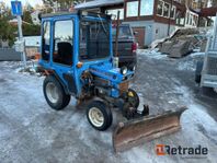 Iseki 2140 4WD med plog och sandutrustning