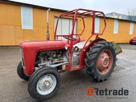 MASSEY FERGUSON 30 - 1960. Med bakskopa, i fungerande skick