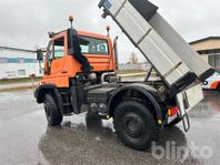 Lastbil UNIMOG U400 med mycket redskap