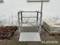 Transportkorg med ramp och uttag för gafflar