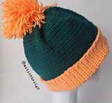 Handvirkad mössa med pompom (grön+orange)