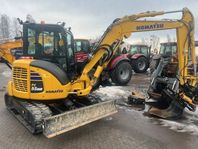 Komatsu PC55 med Rototillt och tre skopor