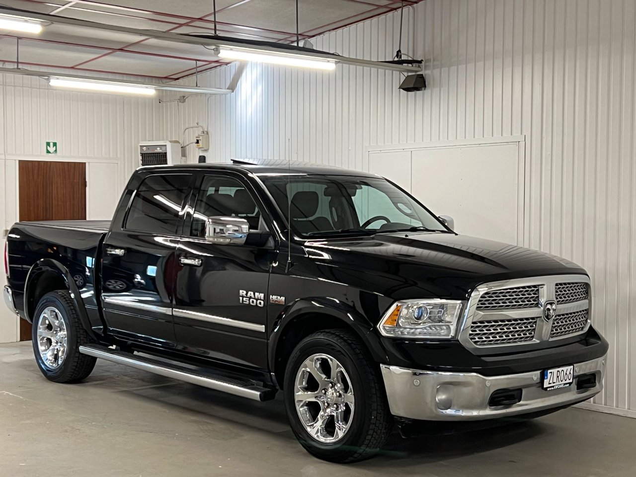 Dodge Ram 1500 Laramie 5.7 V...