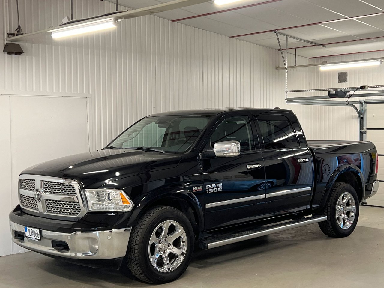 Dodge Ram 1500  Laramie 5.7 V...