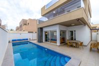 Semi-ny villa i modern stil i privilegierat läg..