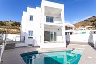 Modern villa med vacker panoramautsikt över Nerja