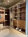 Utställningsex - Stor walk-in closet Marbodal
