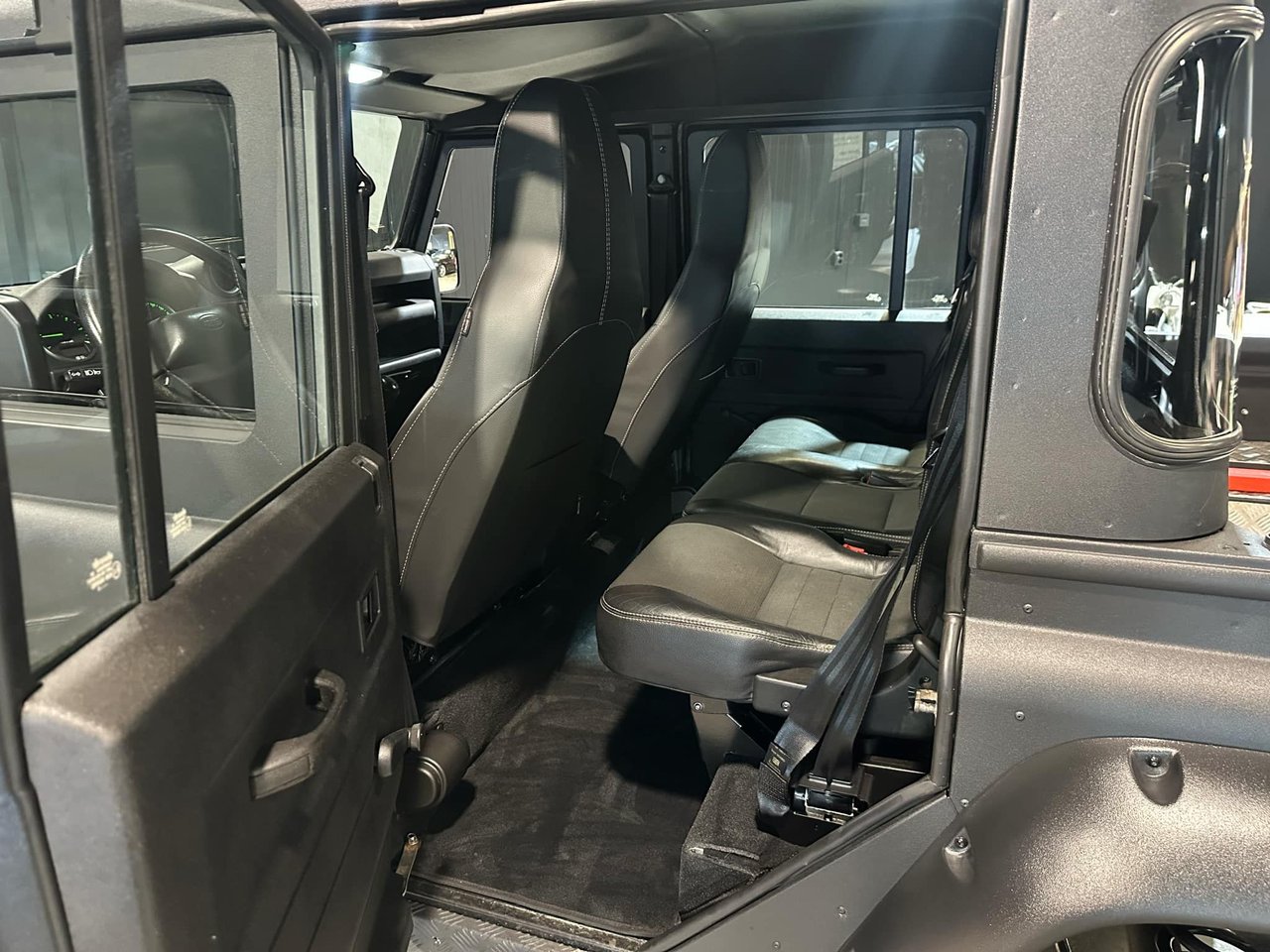 Land Rover Defender 110 Double Cab Pick Up 2.4 TD4 4x4 Manual, 122hp, 2008