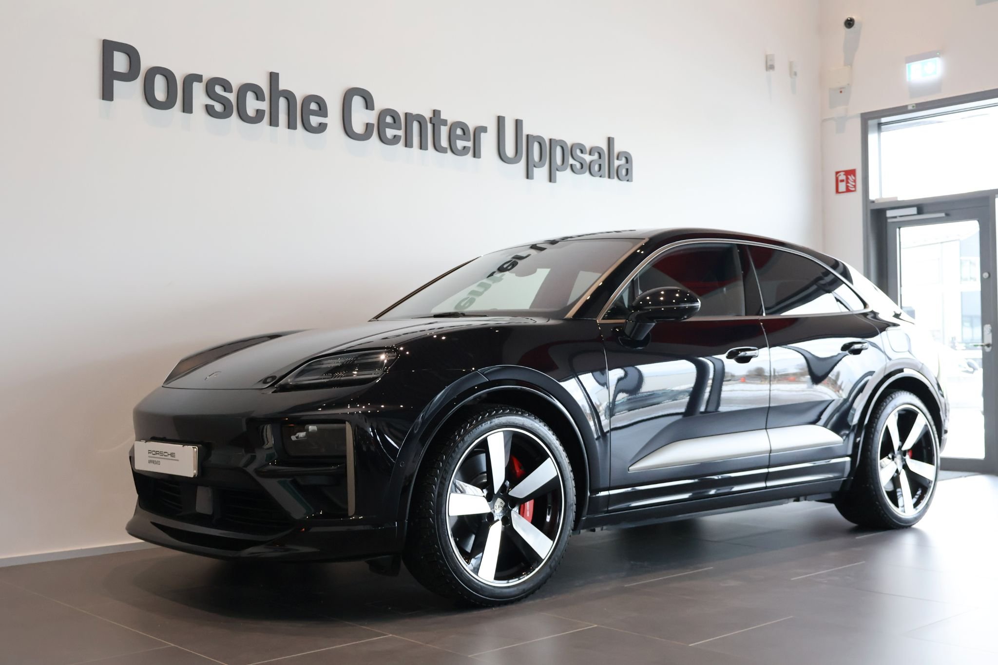 Porsche Macan Turbo Electric, 585hp, 2024