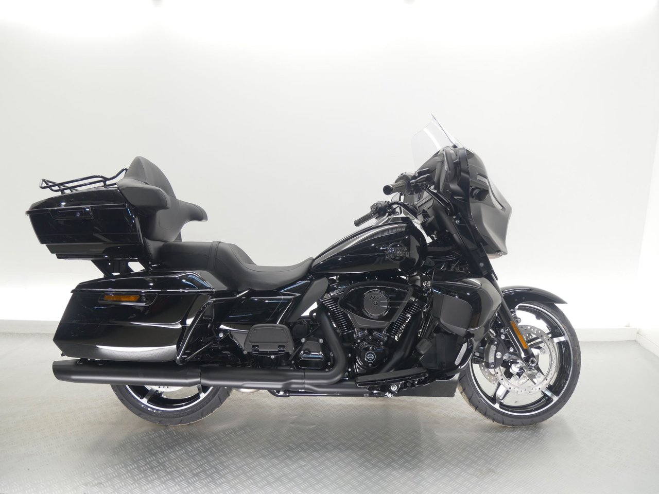 Harley-Davidson FLHXU Street ...