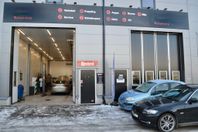 Bilverkstad med höga portar i Tullinge
