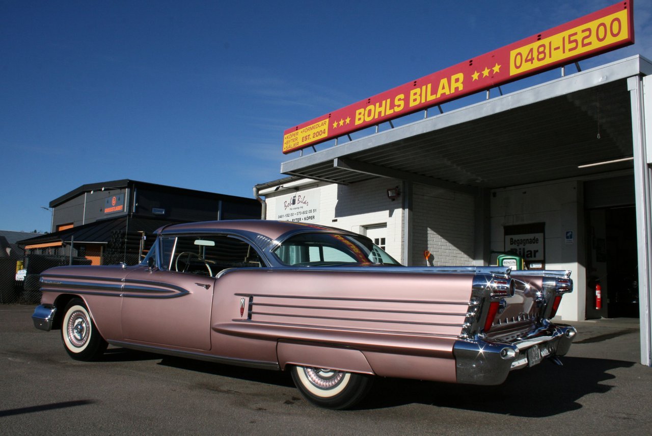 Oldsmobile Ninety-Eight Holid...