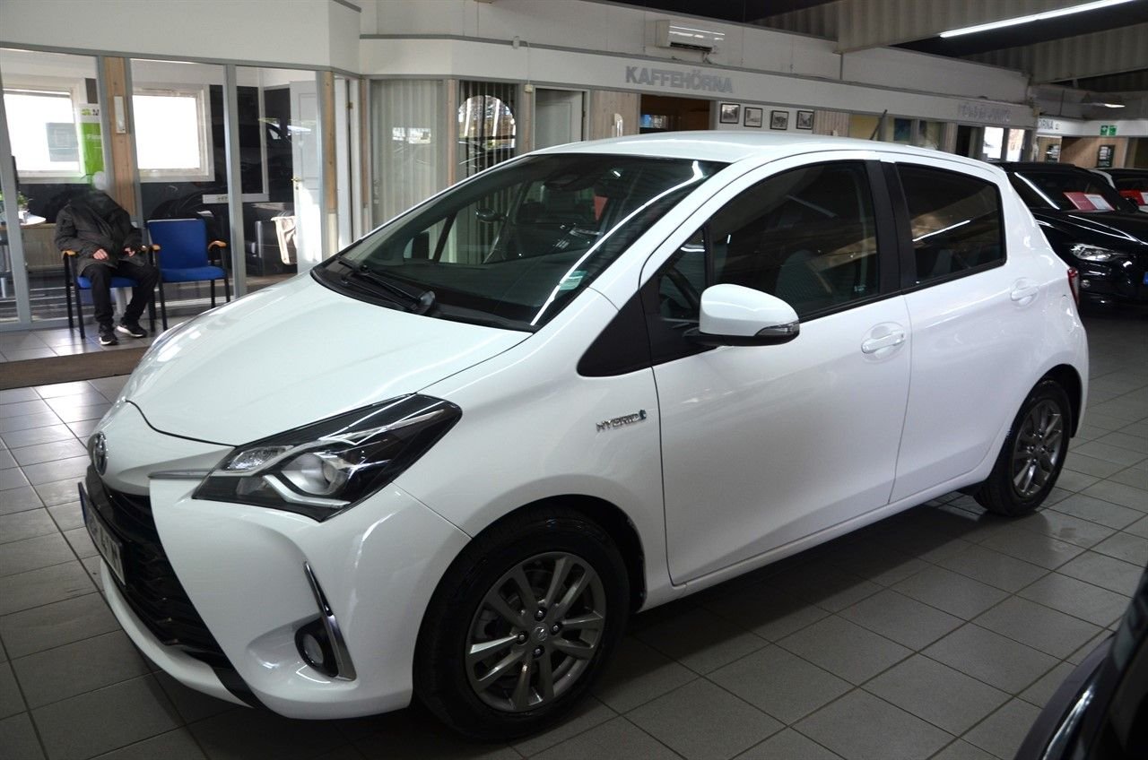 Toyota Yaris Hybrid e-CVT, 10...