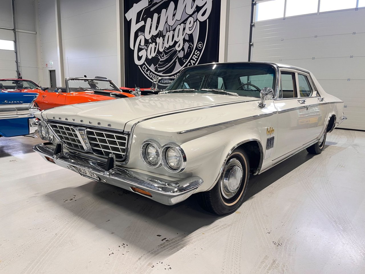 Chrysler New Yorker Sedan 6.8...