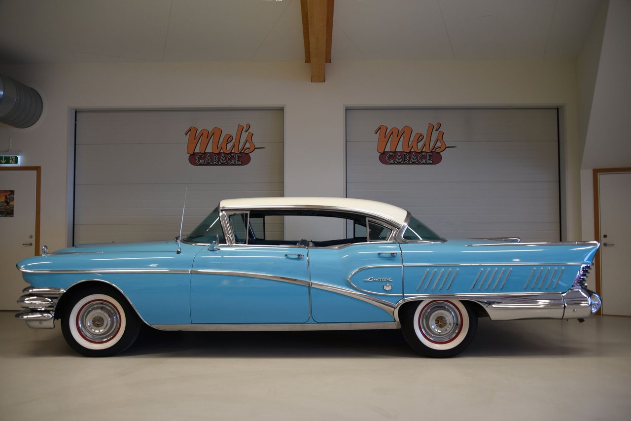Buick Limited 4-dörrars HT V8...
