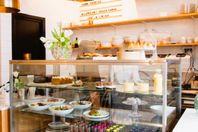 Café ett stenkast från Nacka Forum-Expansivt område-Bra läge