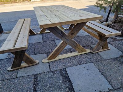 Plank bord bänkar med kryssben