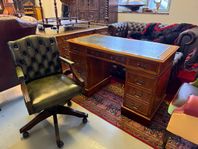 Engelskt skrivbord i klassisk design med en elegant karmstol