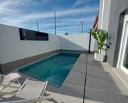 Exklusivt komplex av fristående villor med pool..