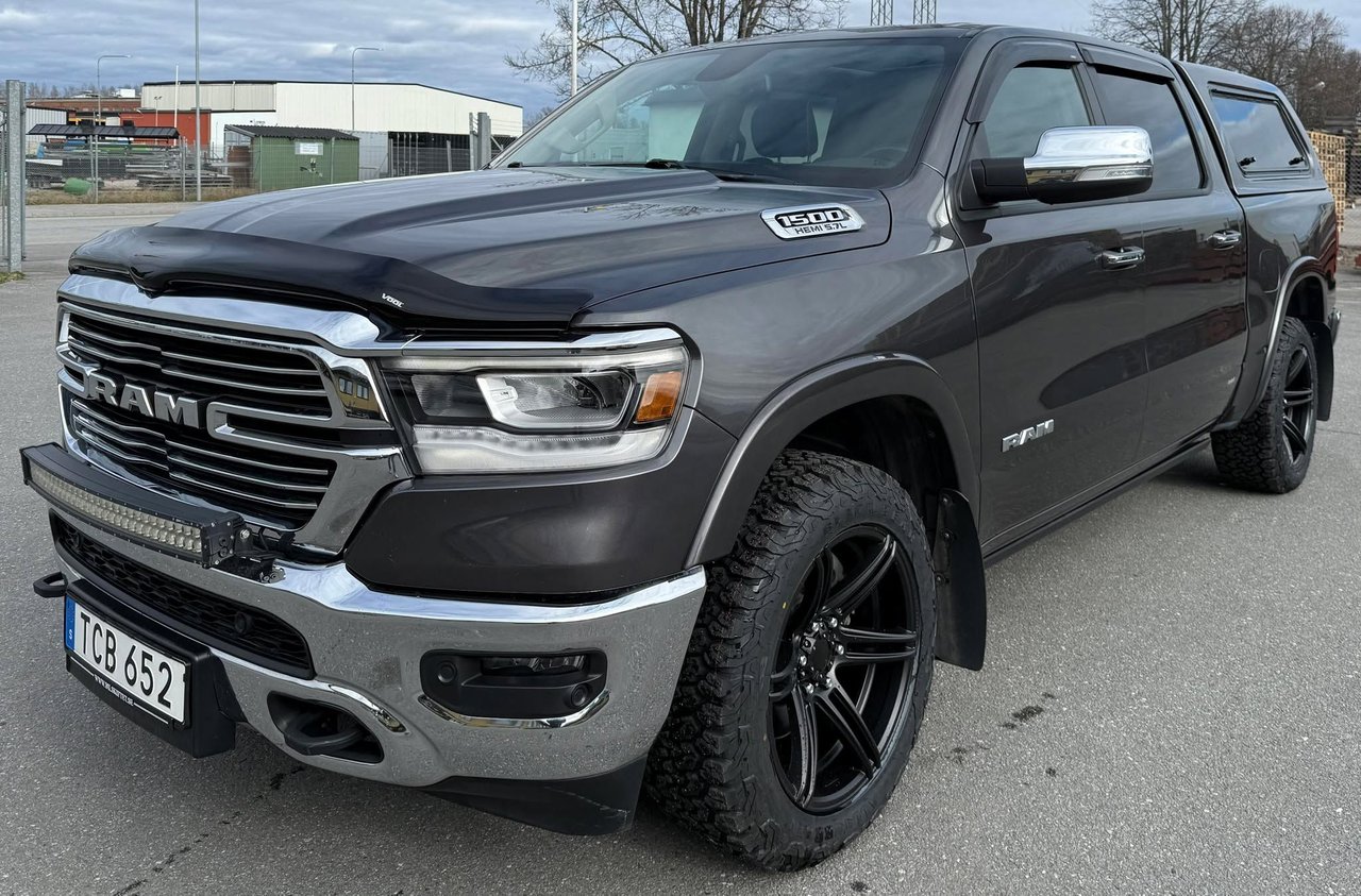 Dodge RAM 1500 Laramie HEMI 4...