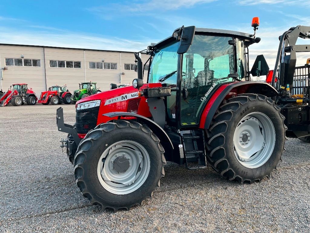 Massey Ferguson 5711M D4 ESSE...