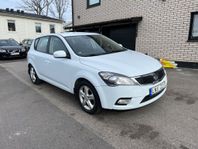 Kia CEED 1.6 128hk Halvkombi Värmare Dragkrok 14 000 Mil