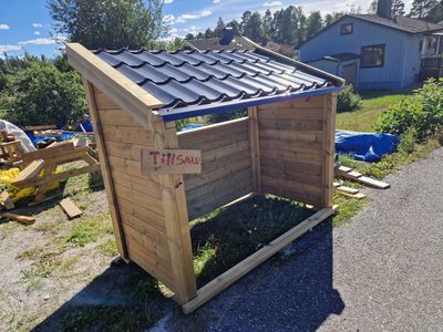 Avfallsskjul med tak, Till den nya tunnorna.