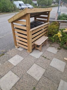 Avfallsskjul med tak, Till den nya tunnorna.