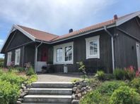 Fin enplansvilla med solig altan på vackra Hönö i Bohuslän.